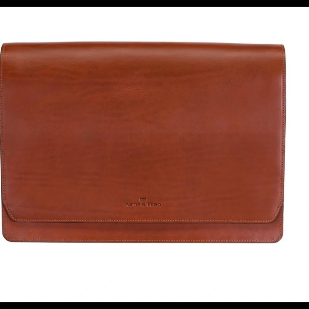 NWT Artis & Fero Brown Leather Messenger Bag